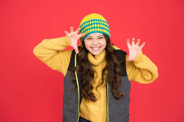 Rrrrr, eu apanho-te. Louco bonito fundo vermelho. Criança louca ruge com gesto assustador. Menina com olhar louco. Moda de inverno e acessório para crianças. Fique selvagem e louco — Fotografia de Stock