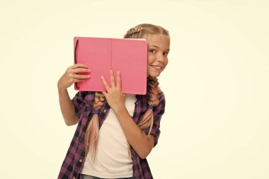 Okula geri dön. edebiyat ve yazma dersi. çalışma ödevi. dizüstü bilgisayar beyaz izole ile kız öğrenci. dil öğrenme. ilginç bir hikaye okuma. çalışma kitabı ile öğrenci. eğitim gizleme