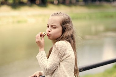 Her lokmanın tadını çıkarıyorum. Çocuk kurabiye yiyor. Sağlık ve diyet konsepti. Diyet, kalori saymak. Şeker için diyetini bozun. Açık hava atıştırması. Lezzetli kurabiye sağlıklı aperatif. Tatlı kurabiye saf eğlence.