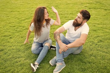 Kadın haklarını koruyun. İlişkiler sorunu. Aile krizi kavramı. Şiddeti durdurun sosyal hareket. Nefsi müdafaa. Şiddet ve saldırganlık. Çift şiddete maruz kalıyor. Kızgın hipster ve güzel kadın