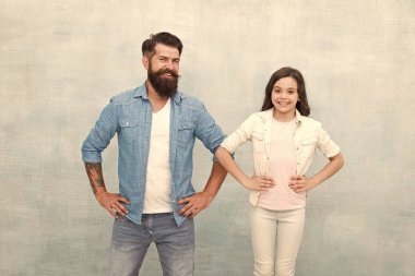 Babalık insanı değiştirir. Mutlu bir adam ve küçük kız. Sakallı adam ve küçük çocuk gri arka planda gülümsüyor. Kızıyla beyaz adam