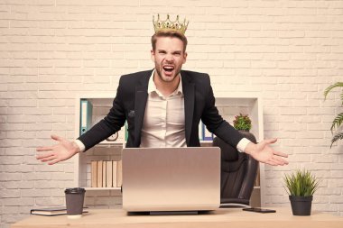 Ofis kralı. Tarz kralı. Zafere ve başarıya ulaşmak. Kraliyet ve lüks. Şöhret arayan adam. Güç ve zaferi temsil eden bir adam. İş kralı. İş adamı taç giyer. İş hayatında başarı