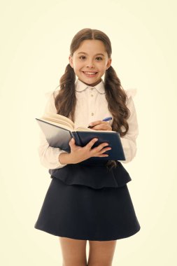 Koordinasyon süreci. Eğitime odaklanmış. Çocuk kız öğrenci okumayı seviyor. Ortaokulda eğitim. Özel ders. Sevimli çocuk kız öğrenci. Örgün eğitim kavramı. Okul eğitiminin temelleri