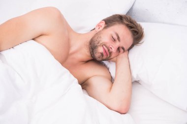 Çok erken. İyi uykular. Dinlenme zamanı. Erkek sağlığı ve bekar yaşam tarzı. Adam derin uykuda. Yatak odasında dinleniyor. Enerji ve yorgunluk. Seksi adam yatakta uyuyor. Uyanmak imkansız. Günaydın.