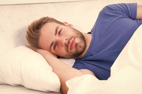 Consejos para dormir mejor. Mantener un ritmo circadiano consistente es esencial para la salud general. Un hombre guapo durmiendo. Duerme lo suficiente cada noche. Barbudo hombre durmiendo cara relajante — Foto de Stock