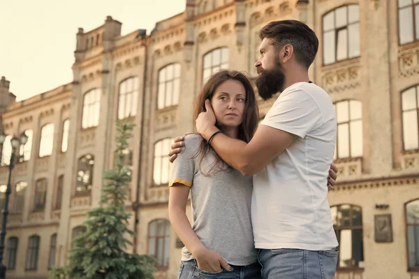 Zwei Herzen voller Liebe. Sinnliches verliebtes Paar, das auf dem Hintergrund baut. bärtiger Mann umarmt bezaubernde Frau mit Liebe. erotische Liebe zu Hipster und sexy Frau — Stockfoto