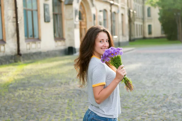 Frühlingsblumenstrauß. Es ist Sommer. Muttertag. Frauentag-Konzept. aromatische frische Blumen. Blumenladen. Frau hält Blume. Schönheit der Jahreszeit. fröhliches Mädchen mit schönen Blumen. Schönheit pur — Stockfoto