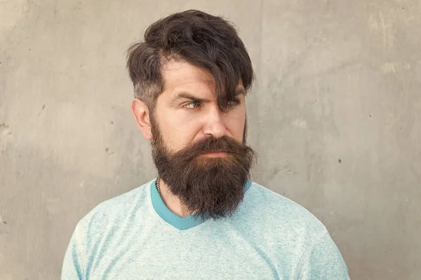 Hipster-Lifestyle. brutaler gutaussehender, reifer Hipster-Mann. bärtiger Mann trendigen Stil. Bart- und Schnurrbartpflege. lange Haare. Cut Pony. Coole Hipster mit Bart brauchen einen Haarschnitt. Friseursalon und Gesichtspflege — Stockfoto