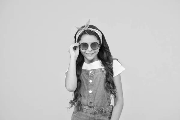 Boutique de ropa para niños. Accesorios de verano. Modo de vacaciones activado. Tendencia de verano. Pequeña fashionista. Linda niña chica de moda. Concepto vacaciones de verano. Chica largo pelo rizado gafas de sol atado pañuelo en la cabeza —  Fotos de Stock