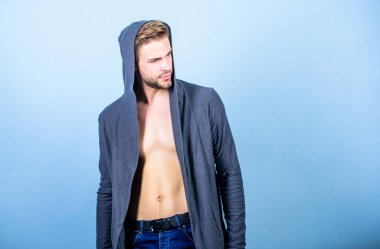 Formda ve sağlıklı kalmak. Formda kalmak için diyet yapıyorum. Erkek manken. Kot tarzında seksi maço. Kaslı bir adamın mükemmel göbeği. Erkek modası ve güzellik. Moda kapüşonlu ceketli adam.