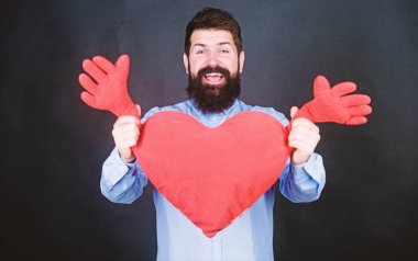 Sevgililer Günü'nü kutluyorlar. Sakal ve bıyık aşk Romantik ruh hali adam. Duygu aşk. Tanışma ve ilişkiler kavramı. Mutlu aşk. Fiziksel temas. Ücretsiz hugs. Adam hipster sarılmak kalp sakallı