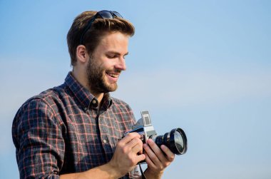 Dost gökyüzüne uçun. Seksi turist muhabiri. Macera yakalamak. Gazeteci. Kamerayla seyahat et. Erkek modası. Moda görünüyor. Gözlüklü fotoğrafçı. Kameralı maço adam.
