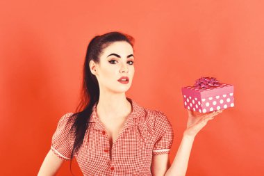 Siyah Cuma kavramı. Kadın parlak pembe hediye paketi siyah Cuma tutar