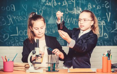 Özel okul. Doğa bilimleri derinlemesine çalışma ile Gymnasium öğrencileri. Bilgi kavşak moleküler biyoloji ve kimya. Okul projesi soruşturması. Okul deneyi. Bilim kavramı