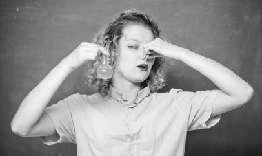 Kimyasal sıvı çok kötü kokuyor. İğrenç bir deney. Kız öğrenci kimyadan hoşlanmaz. Nefret dolu bir ders üzerinde pratik yapan öğrenci. Lise dersleri. Üniversite öğrencisi kimyasal reaksiyon uyguluyor