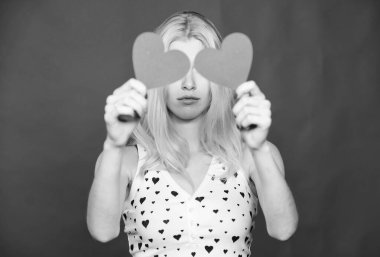 Gözlerini açmanın zamanı. Aşk ve romantizm. üzgün kadın kırmızı zemin üzerine. Dekoratif kalpli kadın. Tarih. Sevgililer günü partisi. Romantik tebrik. Sevgililer günü satış