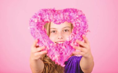 Tatil Dekorasyonu seviyorum. Aşk kavramı. Kız şirin çocuk gösteri kalp şeklinde dekor. Aşk sembolü. Uzun saçları yüzünü göster kalp için mutlu olan sevimli kız evlat. Kalp bölümünde bak. Sevgililer Günü'nü kutlamak