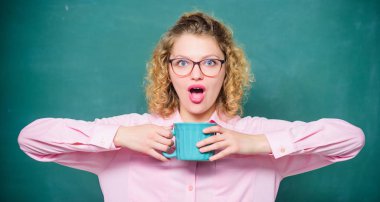 Okula dönelim. Kahve bağımlısı. Tüm gün boyunca enerji yüklenmesi. Bir doz kafein. Öğretmen gözlükleri arka planda kahve tahtası içerler. Kadınlar dersten önce kahveden hoşlanır. Vücudunu ve zihnini şarj et.