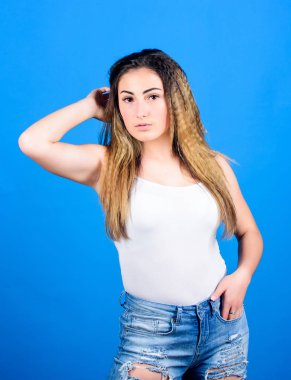 Genç uzmanlar. Gerçek kız için makyaj. Moda ve güzellik salonu. Seksi bir kadın. Uzun saçlı seksi kadın. Moda modelinin modaya uygun görüntüsü. Şık saçlar. Hipster eğilimli kadın