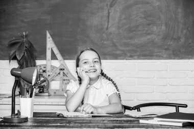 modern teknoloji ile dijital çağ. gelecekteki başarı eğitim. okulda küçük kız çalışma. Örgün ve gayri resmi eğitim. sınıfta küçük çocuk. Okula geri dön. dinlenmek için zaman