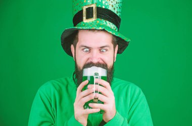 Cennette işte bu yüzden hiçbir bira al iç. Saint Patricks Günü için kızartma adam sakallı. Yeşil bira içme sakallı İrlandalı adam. Bira bardağı tutan hipster cüce. Saint patricks günü
