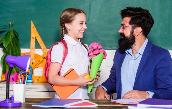 Parabéns pelo dia do conhecimento. Férias escolares. Aluna agradecida. Saudações para o pedagogo da escola. De volta à escola. Felicidades. Menina aluna adorável com mochila dando buquê flores professor — Fotografia de Stock