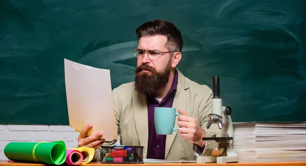 Conceito educacional. de volta à escola. usando microscópio. Educação Biológica. homem barbudo sério hipster beber chá na escola. lição de química. professor maduro concentrado no trabalho. Para o conhecimento — Fotografia de Stock