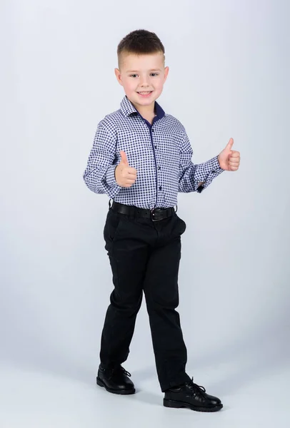 Moda infantil. Um pequeno empresário. Escola de negócios. Criação e desenvolvimento. Rapaz confiante. O rapazinho usa roupas formais. Bonito menino roupa evento sério. Estilo impecável. Infância feliz — Fotografia de Stock