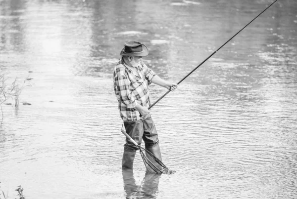 Pescador retirado. Hombre mayor pescando peces. Hombre maduro pescando. Ocio masculino. Pescador con caña de pescar. Actividad y hobby. Pesca de agua dulce lago estanque río. La felicidad es vara en tu mano — Foto de Stock