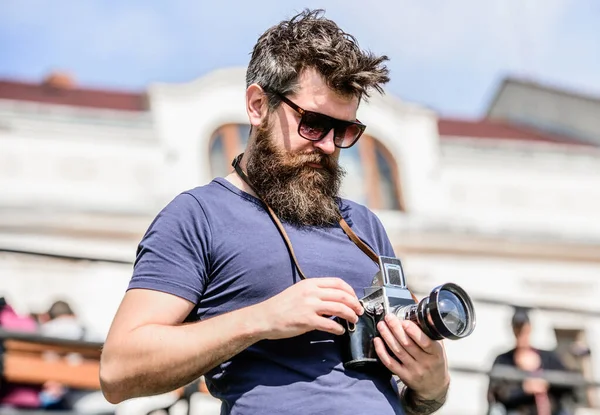 Manuella inställningar. Fotograf hålla vintage kamera. Modern bloggare. Innehållsskapare. En skäggig hipsterfotograf. Fotograf med skägg och mustasch. Mannen som fotograferar. Gammal men ändå bra — Stockfoto