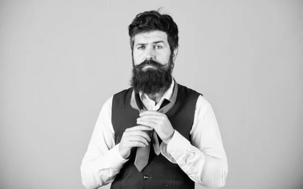 Comment nouer la cravate. Commencez par votre col et la cravate autour de votre cou. Comment nouer un nœud simple. L'art de la virilité. Homme barbu hipster essayer de faire un noeud. Différentes façons de nouer des nœuds de cravate — Photo