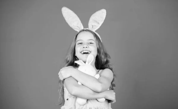 Speelse baby vieren Pasen. Voorjaar vakantie. Gelukkige jeugd. Vrolijk Pasen. Klaar voor de dag van de Pasen. Pasen-activiteiten voor kinderen. Vakantie bunny meisje met lange bunny oren. Kind schattige bunny kostuum — Stockfoto