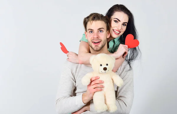 Concetto di San Valentino. San Valentino e amore. Le idee romantiche festeggiano il giorno di San Valentino. Uomo e donna coppia innamorata tenere il cuore rosso carte di San Valentino sfondo bianco. Uomo e bella ragazza innamorata — Foto Stock