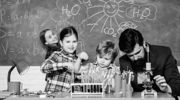 Glückliche Kinderlehrerin. Experimentieren mit Chemikalien oder Mikroskop im Labor. Biologischer Unterricht. Mikroskop. zurück zur Schule. Biologie-Schule Laborausstattung. Bakterien unter die Lupe nehmen — Stockfoto