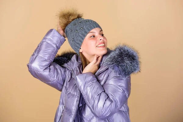 Alkalmi téli kabát valamivel elegánsabb, és több kényelmi funkciók, mint a nagyobb motorháztető szőrme vágás motorháztetőn. Divatlány téli ruhák. Divatkabát és kalap. Divatirányzat. Műszőrme. Bemelegítés — Stock Fotó