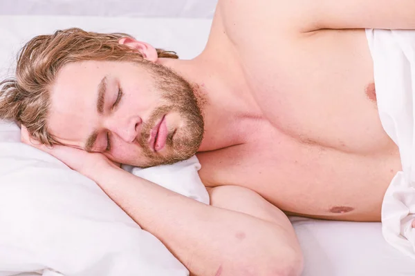 El hombre guapo se acostaba en la cama por la mañana. Consejos sobre cómo despertar sintiéndose fresco y enérgico. Consejos de rutina de la mañana para sentirse bien todo el día. Cómo levantarse por la mañana sintiéndose fresco. Dormí hasta tarde por la mañana —  Fotos de Stock