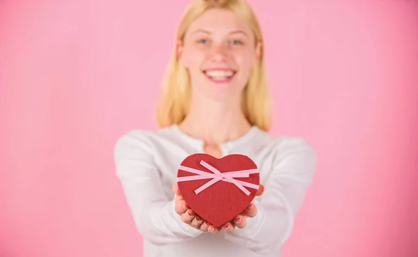 Sie romantische Person. Valentinstagsgeschenk für Freund. finden Sie besondere Geschenke für Freund Verlobten oder Ehemann. romantisches Überraschungsgeschenk für ihn. Frauenhände halten Geschenkbox. Etwas Besonderes für ihn vorbereitet — Stockfoto