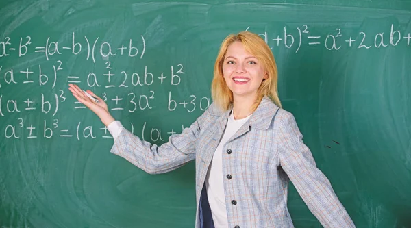 Condições de trabalho dos professores. Ela gosta do trabalho dela. De volta ao conceito de escola. Mulher sorrindo educador sala de aula quadro fundo. Condições de trabalho que os futuros professores devem considerar — Fotografia de Stock