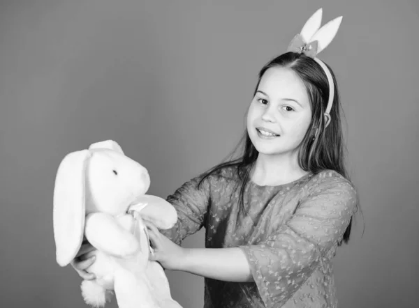 Beleza lúdica. Menina com brinquedo de lebre. Caça aos ovos. Férias em família. Feliz Páscoa. Festa de primavera. Criança em orelhas de coelho. Capturar um momento feliz. Pronto para a Páscoa. Preparativos de Páscoa — Fotografia de Stock