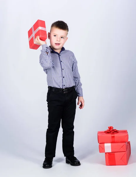 Fête d'anniversaire. enfant heureux avec boîte cadeau. Noël. petit garçon avec cadeau de Saint-Valentin. Faire du shopping. Jour de boxe. Nouvel an. vendeuse. Bonne enfance. Enfant positif appréciant le shopping — Photo