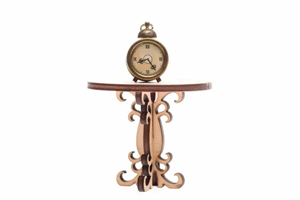 Reloj vintage de alarma en mesa de madera decorativa — Foto de Stock