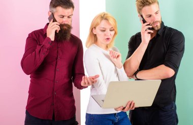 Modern insanlar hem sanal hem de gerçek gerçekliklerde yaşarlar. Laptop ya da akıllı telefon her zaman çevrimiçi. Modern teknolojiler hayatımızı kolaylaştırıyor. Erkekler ve kadınlar sanal gerçekliğin ve online iletişimin tadını çıkarıyorlar.