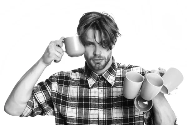 Tenant des tasses colorées isolées sur fond blanc. beau gars tenant des tasses isolées sur fond blanc — Photo