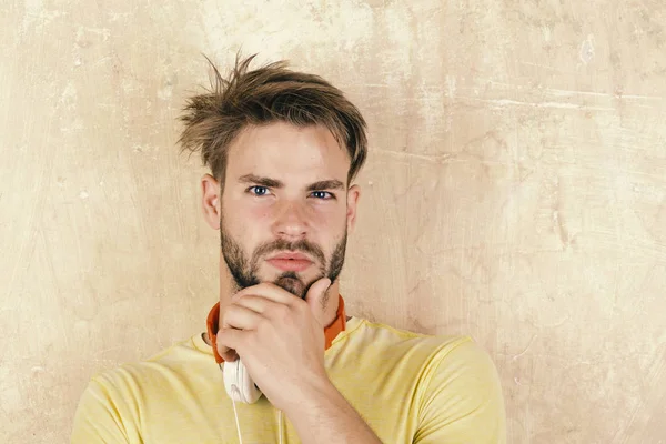 Hipster de ojos azules con estilo y smartphone. Americano guapo barbudo chico con auriculares . — Foto de Stock