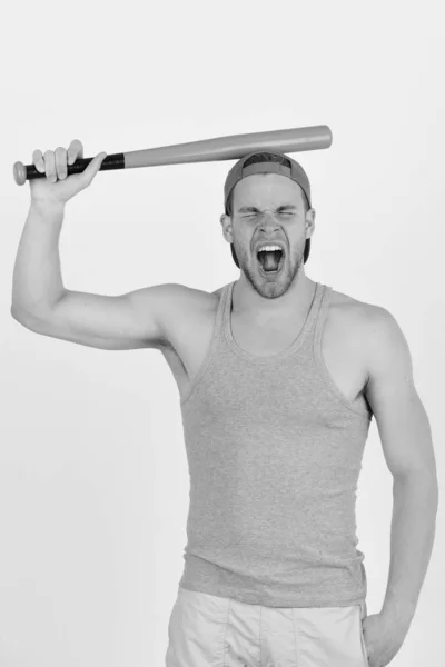 Error deportivo y concepto de entrenamiento de béisbol. Jugador con cara de sufrimiento listo para jugar béisbol . — Foto de Stock