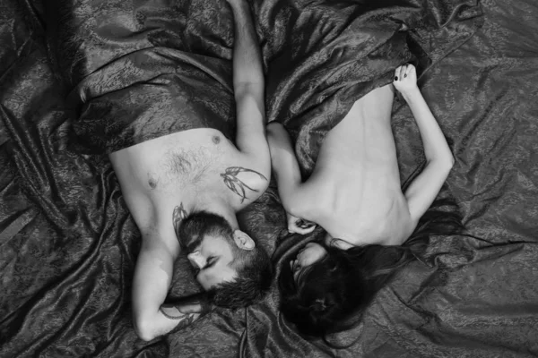 Concept d'amour et de sexe. Homme et femme avec des corps à moitié couverts se trouvent dans la chambre — Photo