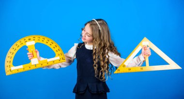 Okul öğrencisi geometri öğreniyor. Büyük hükümdarları olan öğrenci kız. Matematik dersi. Eğitim ve bilgi. Küçük kız okula geri döndü. BTMM okul disiplini. Sınava odaklanmış