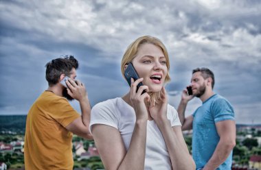 Bir başka teknoloji ile etkileşim. Cep telefonlarında konuşan arkadaşlar grubudur. Mobil iletişim teknolojisi kullanan kişiler. Modern insan akıllı açık. Hareket eden telefon Kullanıcı