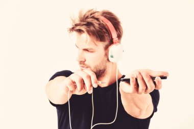 Pop müzik. Mp3 çalar kavramı. Ses kulaklıklarının keyfini çıkarın. Müzik aleti. Müzik aksesuar aletleri. Adam müzik online kulaklık ve akıllı telefon dinleyin. Müzik uygulaması. Modern teknoloji. Radyo dalgası