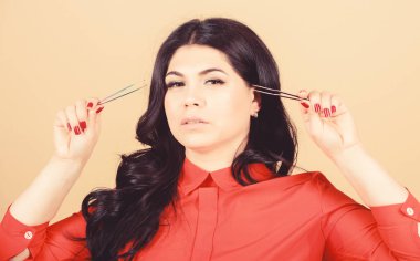 Kirpik uzatma işlemi. Güzellik ve moda. güzel kadın kirpik ustası cımbız tutun. kaşlar için özel bir araç ile kozmetolojist. güzellik salonunda profesyonel güzellik uzmanı. Belirsiz hissetmek